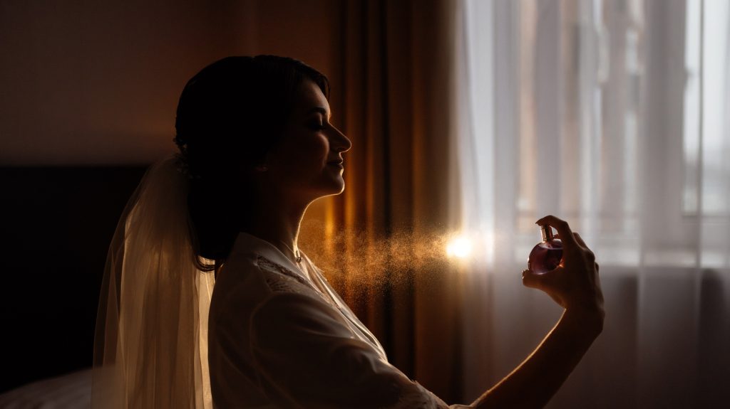 ナイトルーティン 香水 使用 シーン モデル 香りリセット ムードセント 2025春夏